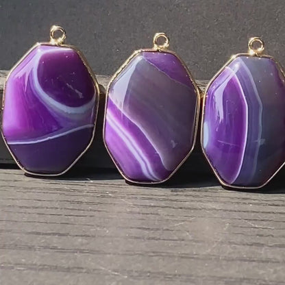 Facettierter lila Achat Anhänger mit Goldrahmen für Schmuckherstellung · Boho Stil · Naturstein Bastelperlen für DIY Halsketten & Geschenke