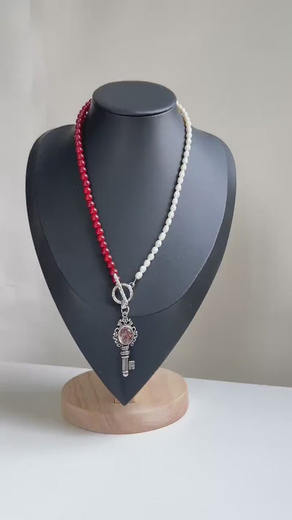 Halskette mit roten Achatperlen & Süßwasserperlen – Schlüsselanhänger mit rotem Kristall – Spiritueller Schmuck für Frauen
